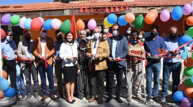 Babalarının okuduğu okula kütüphane kurdular