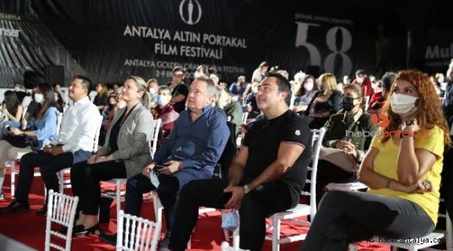 Başkan Böcek, açık havada film izledi