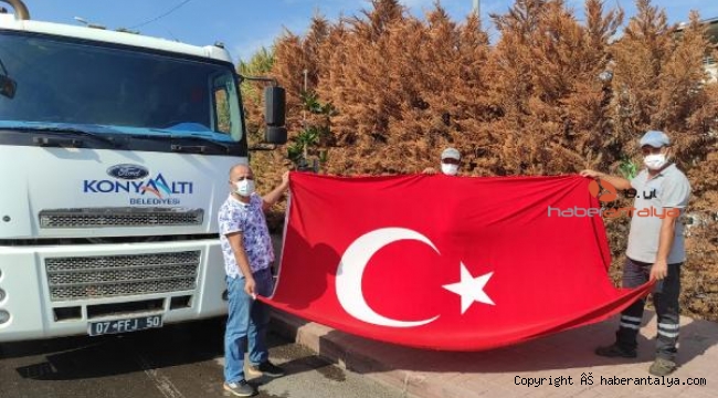 Çöpten çıkardığı bayrağa hürmet