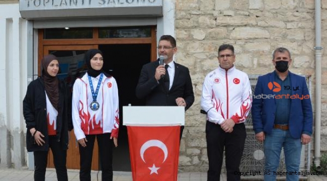 Dünya ikincisi Sena Nur'a memleketinde coşkulu karşılama