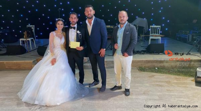 Evlenen çifte takı olarak bakın ne takıldı ?
