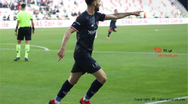 FT Antalyaspor, deplasmanda ilk gollerini DG Sivaspor'a attı