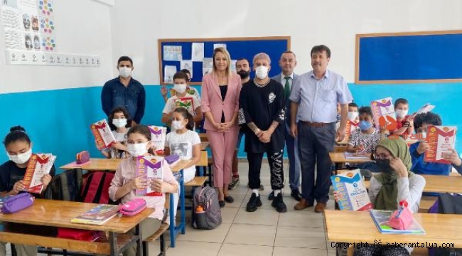 Gönüllülerden öğrencilere kitap desteği