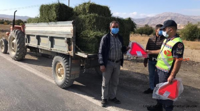 Jandarma reflektör dağıttı