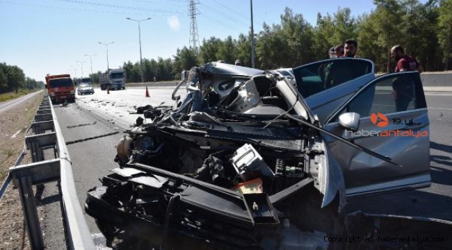 Kamyona çarpan otomobil hurdaya döndü, kazadan mucize çıktı