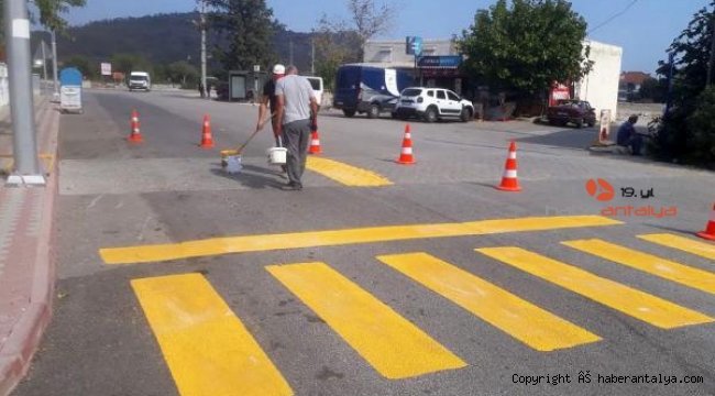 Kemer'de yaya geçitleri boyanıyor