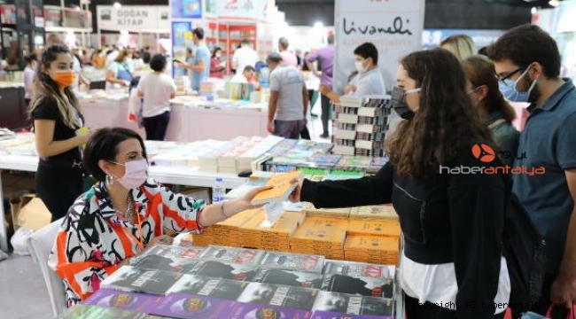 Kitap şöleni sürüyor
