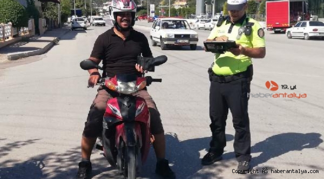 Kumluca'da jandarma ve polisten kask uygulaması
