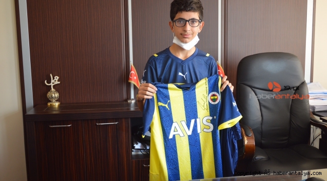 Mesut Özil'in imzalı forması yangınzede Devran'ı mutlu etti
