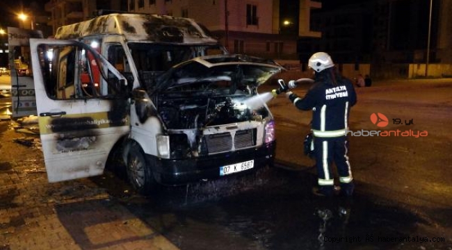 Minibüs ve içindekiler küle döndü