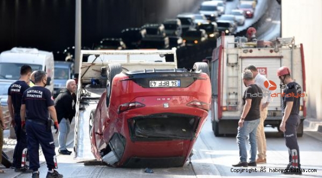 Otomobil takla attı, trafik kilitlendi !