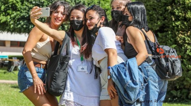 Oyuncu Nihal Yalçın: Zuhal'e ilk filmim gözüyle bakıyorum