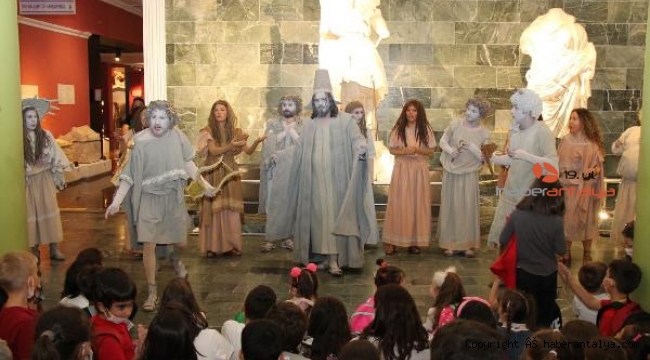 Sanatçılar canlı heykel oldu