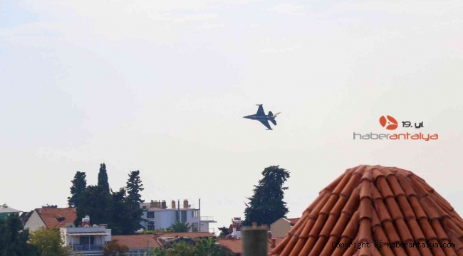 Solo Türk, gösteri öncesi provayla Antalya semalarında gövde gösterisi yaptı