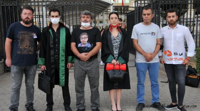 Tanığı gülerek dinleyen cinayet sanığına maktulün ailesinden tepki