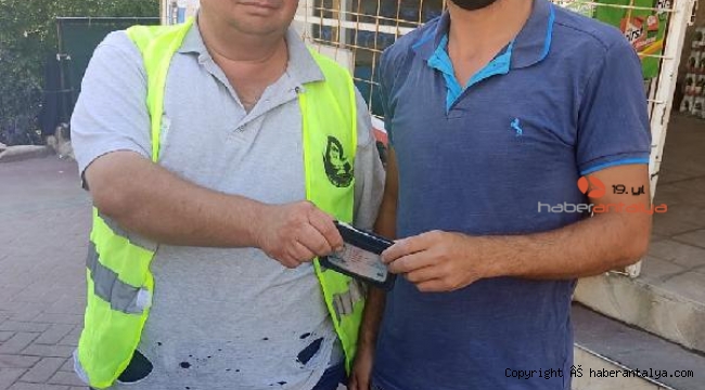 Temizlik işçisi bulduğu cüzdanı sahibine teslim etti