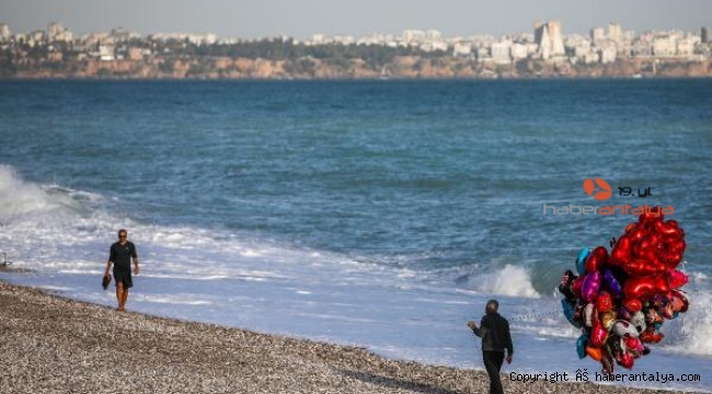 Antalya'da güneşli havada deniz keyfi