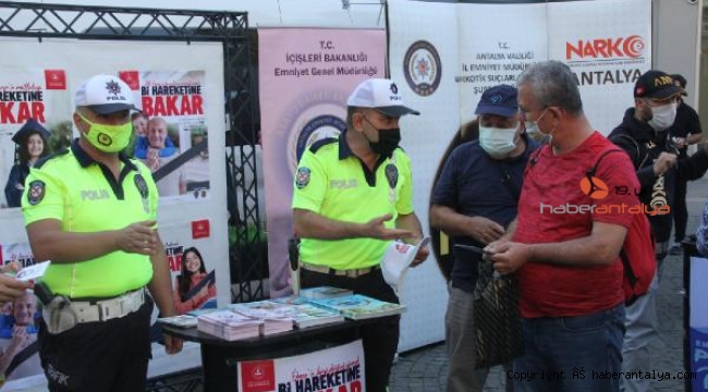 Antalya'da polis trafik kurallarına dikkat çekti