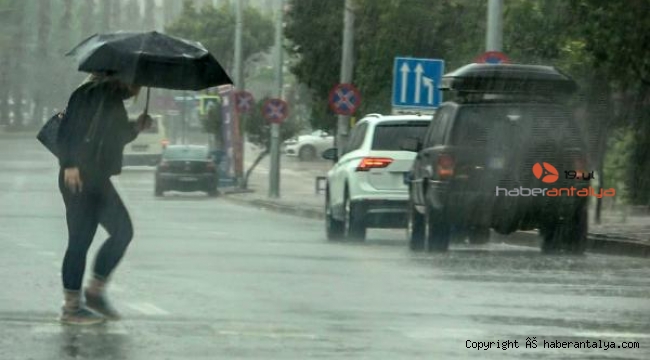 Antalya'da yağmur ve rüzgar hayatı durdurdu 