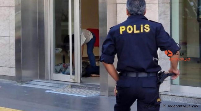 Bankada unutulan çanta korkuttu