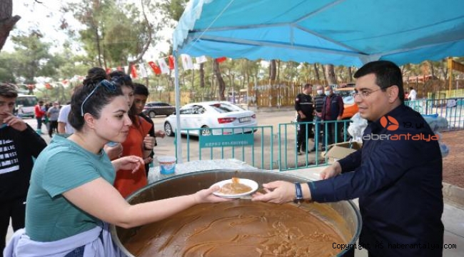Başkan Tütüncü, köy pazarında helva dağıttı