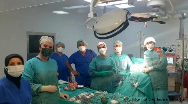 Bir ilk gerçekleşti. Hastayla konuşularak 8 organını çıkardılar