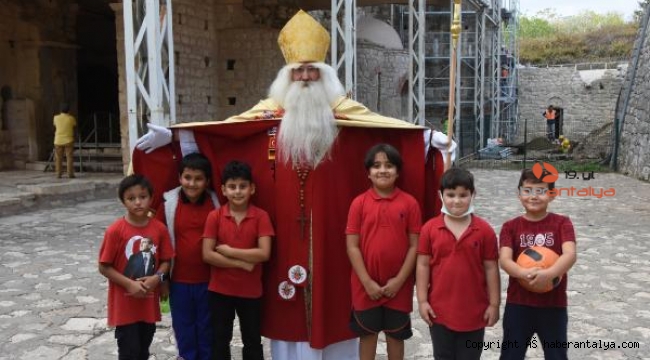 Demre sokaklarında Alman Noel Baba'ya yoğun ilgi