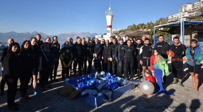Deniz dibinden araç lastikleri ve elektrik süpürgesi çıkarıldı