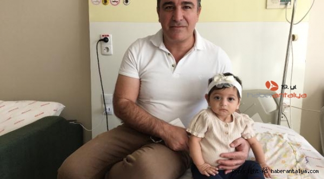 Elif Nisa bebek, doktoruna bakışlarıyla teşekkür etti