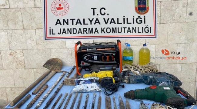 Elmalı'da kaçak kazı yapan 2 kişi kazdıklarıyla yakalandı