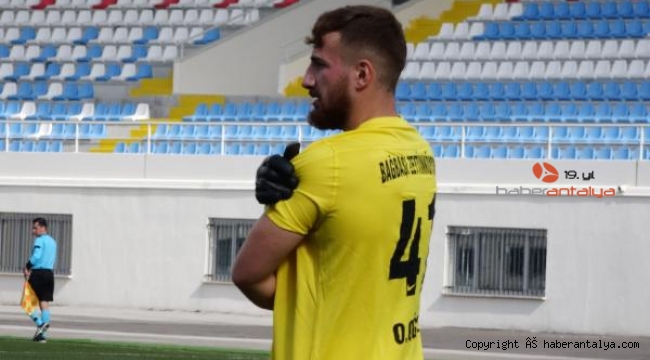 Futbol maçında ilginç an: Kalecinin talihsizliği 