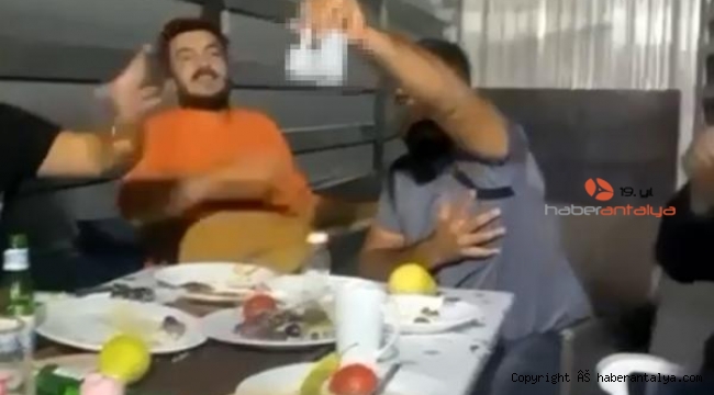 Hareket halindeki TIR'ın dorsesinde yaptıkları 'yok artık' dedirtti 