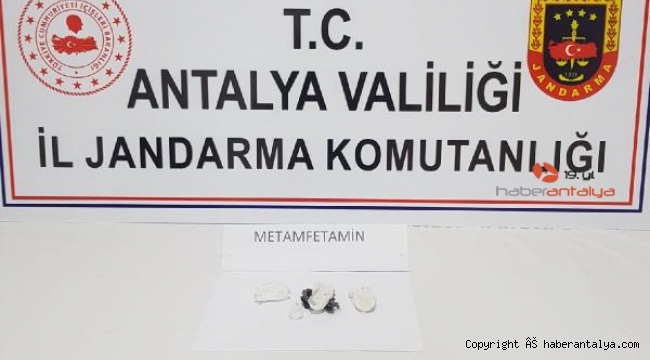 Jandarma otomobilde uyuşturucu kullanan 3 kişiyi yakaladı