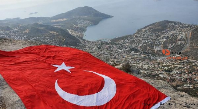 Kalkan Tepesi'ne dev bayrak