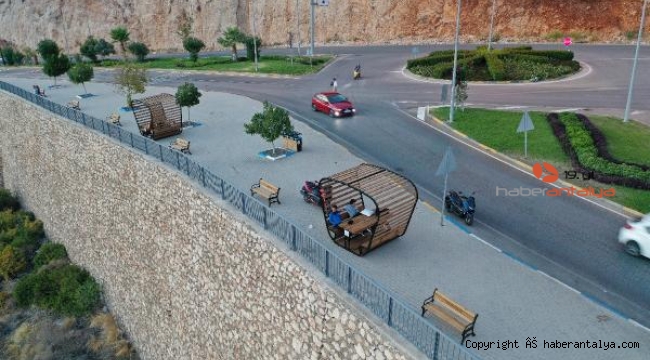 Kaş, kent mobilyalarıyla güzelleşiyor