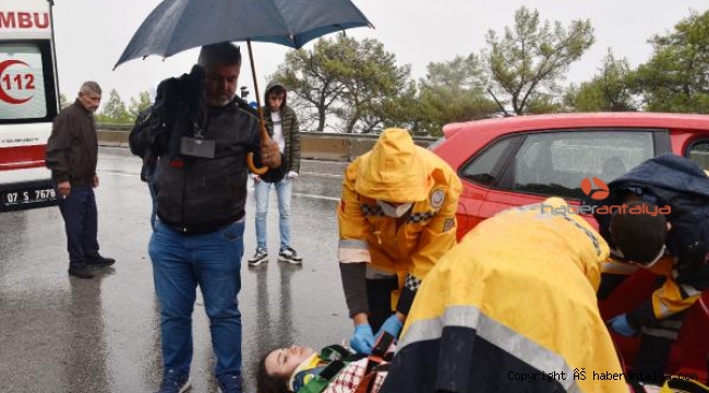 Kaygan yolda devrilen minibüsteki Rus çift yaralandı
