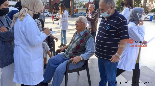 Kumluca'da öğrenciler ve hocaları diyabete farkındalık için sahaya indi