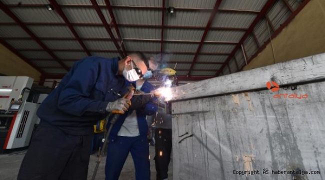 Macar öğrenciler, belediyede 'çıraklık' yapıyor