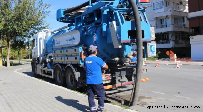 Manavgat'ta yağmur suyu giderleri temizlendi