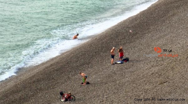 Meteoroloji'nin 'turuncu kod' uyarısı verdiği Antalya'da deniz keyfi