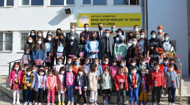Minik öğrenciler, harçlıklarıyla aldığı kitabı bağışladı