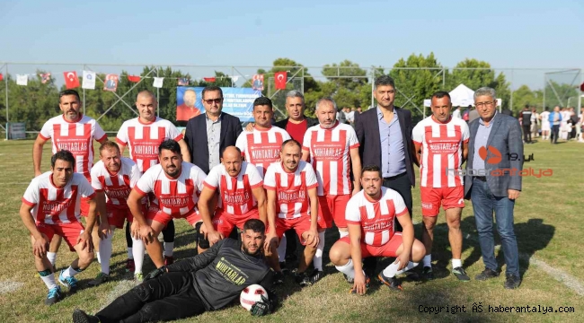 Muhtarlar Futbol Turnuvası'nda yarı final rakipleri belli oldu