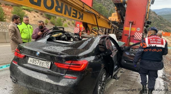 Otomobiliyle TIR'a çarpan Rus öldü, Kazak yaralandı