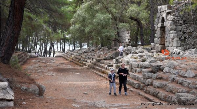 Phaselis Antik Kenti'ne, ziyaretçi akını