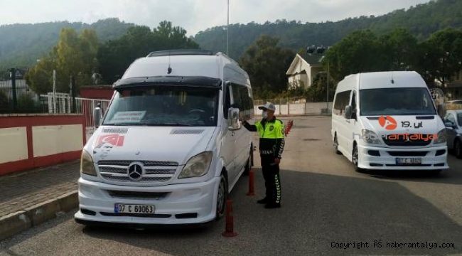 Polis, okul servis araçlarını ve sürücüleri denetledi