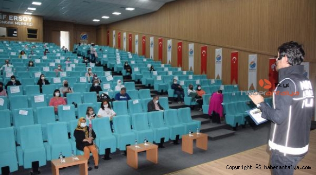 Sağlık çalışanları ile velilere uyuşturucunun zararı anlatıldı