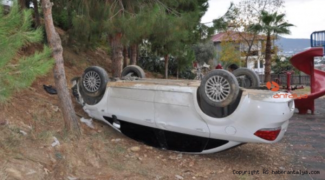 Şarampole devrilen otomobil park kenarında ters döndü