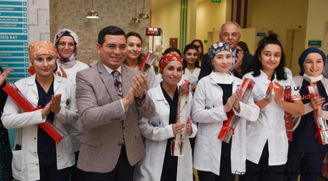 Tütüncü'den diş hekimlerine karanfilli kutlama