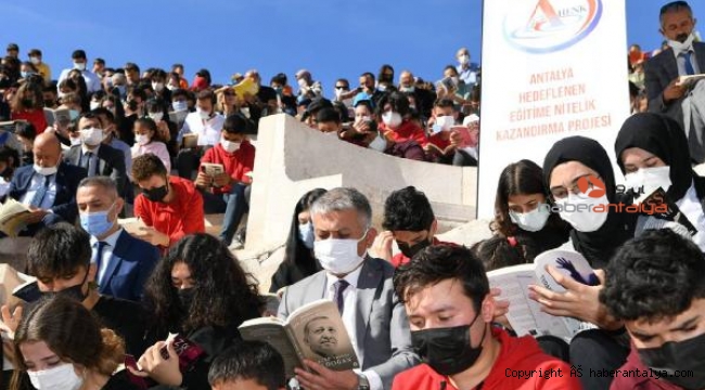 Vali Yazıcı, Patara'da 1200 öğrenci ile birlikte kitap okudu