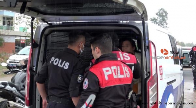 Yakını esrarla yakalandı, polis otosunun camını kırdı